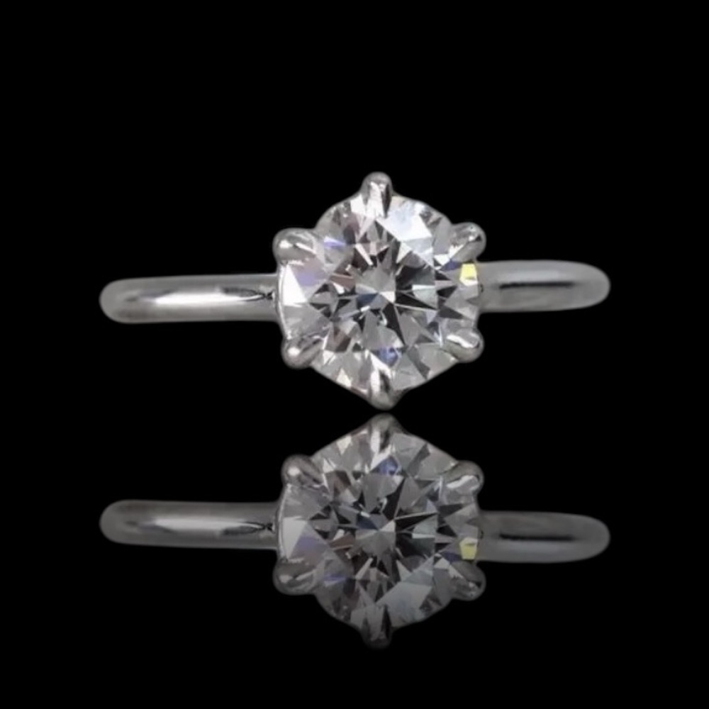 Elegant 925Silver & Moissanite Solitaire Ring size 7